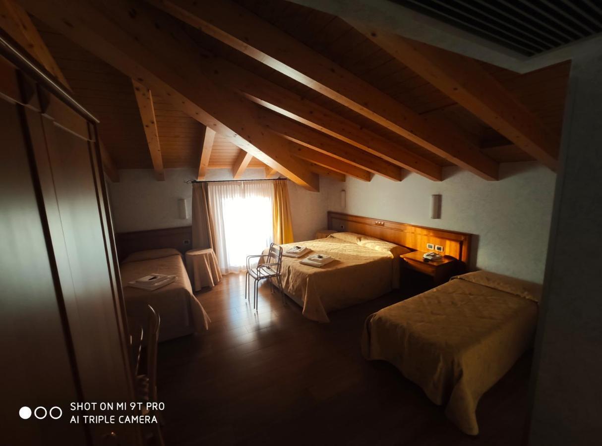 Azzano Holidays B&B Меццегра Экстерьер фото